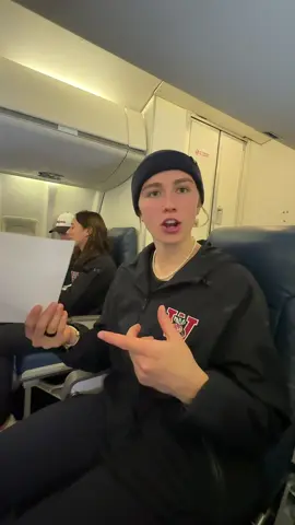 Wheels up to NY 🥱 ✈️ @kkharvey4 @_mariannepic_ @Kirsten Simms @Wisconsin Women’s Hockey 