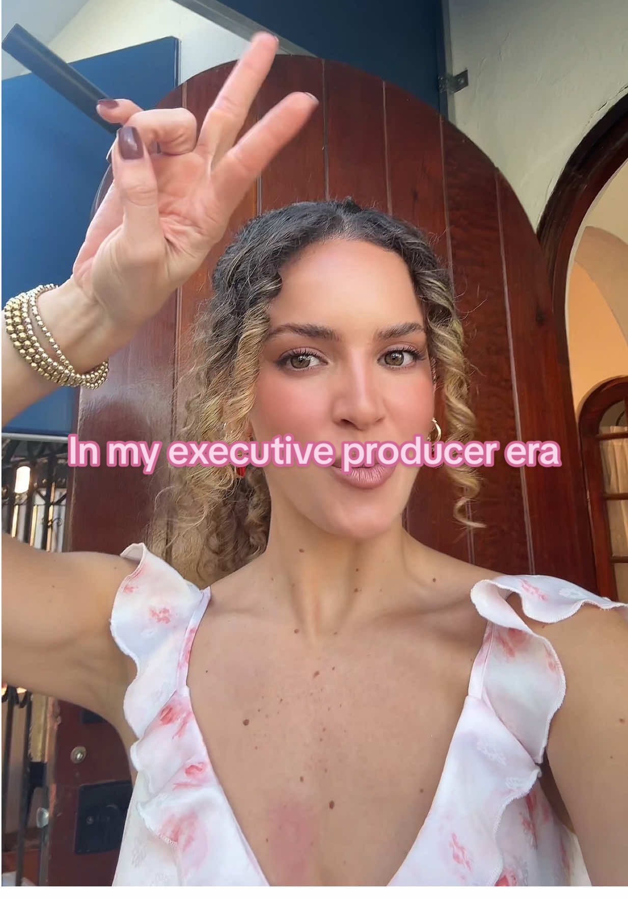 No pensé que me iba a diafrutar tanto producir… pensé que me iba a estresar mucho mas por estar actuando tambien. PERO WOW. Amo amo amo. Estoy LOCA por enseñarles todo. 🎬
