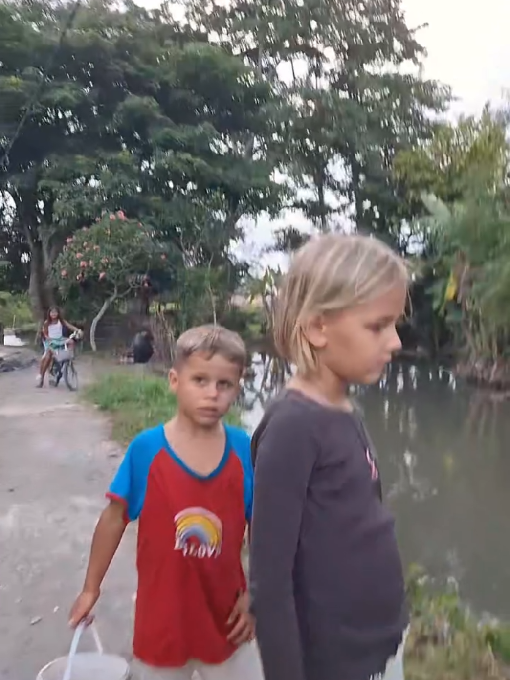 Bocah bule dengan kearifan lokal...😅 Source 🎥 ngurahangsana