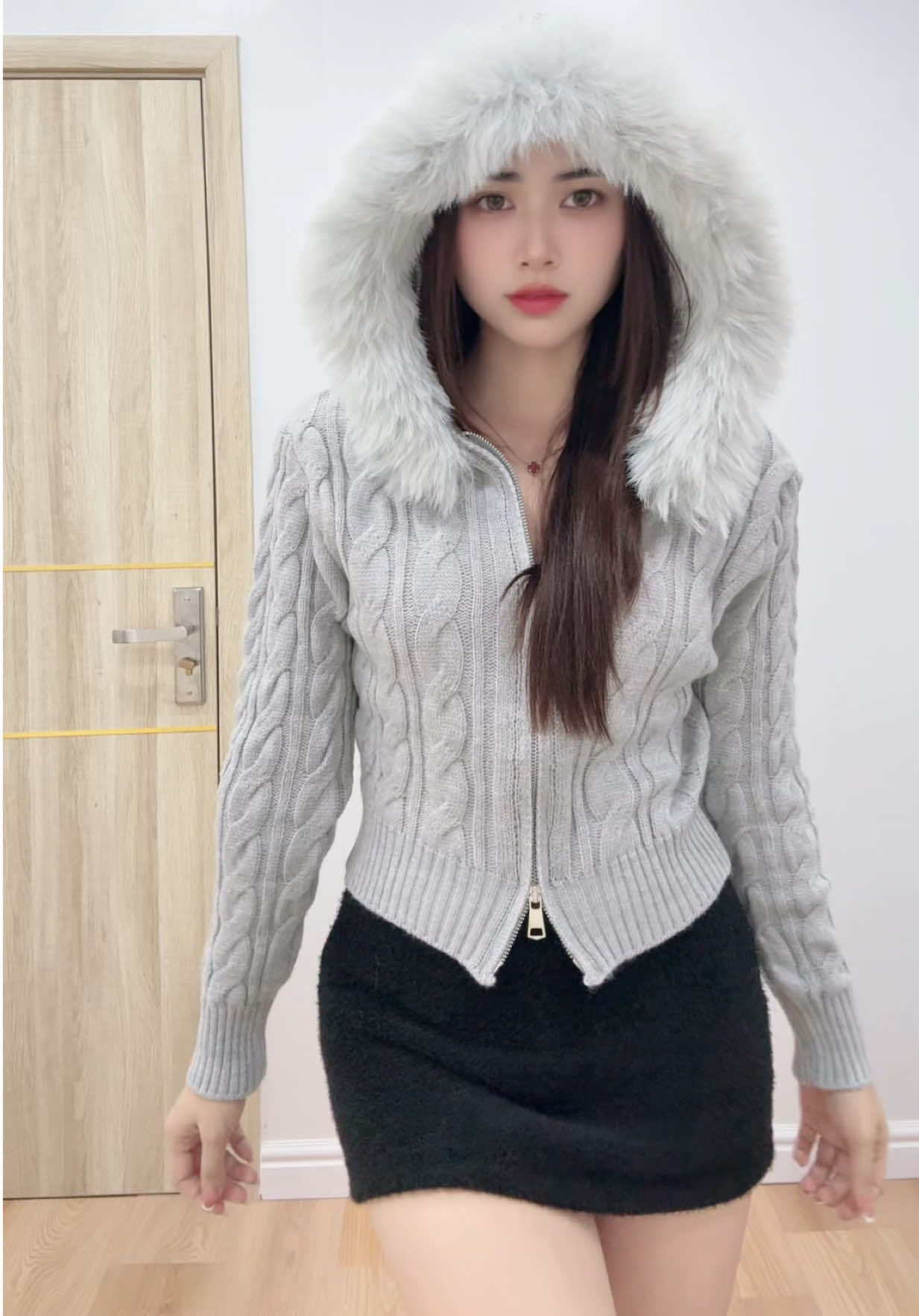 Áo len mũ lông mặc lên vừa ấm mà vừa xinh nữa , tui kết em nó rùi nha các nàng 😋😋 #áolen #áotaydài #áolennữ #phốiđồvớichânváy #áolenphốichânváy 