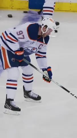 🚨 Get FREE McDavid Hockey IQ videos — Email “McDavid” to danny@projecthockey.com 🧠🔥 He’s not just warming up — he’s training his mind. Elite vision. Elite prep. Elite Hockey IQ. 👀🏒 #ConnorMcDavid #HockeyIQ #ProjectHockey #NHL #hockeytraining 