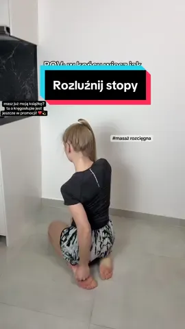 Ten duet: masaż + rozciąganie to ulga, której szuka Twoje ciało!  Rozluźniamy rozcięgno podeszwowe, zmniejszamy napięcia i dajemy stopie ulgę 💆‍♂️🦶 🔸 Krok 1: masaż 🔸 Krok 2: rozciąganie 🎯 Idealne przy: – przeciążeniach stopy – porannym bólu pięty – długim staniu/chodzeniu – po treningu lub na zakończenie dnia Zadbana stopa = zdrowsze kolana, biodra i kręgosłup! 💬 Daj znać, czy próbujesz – a jeśli tak, to jak się czujesz po? 📚 Moja książka o kręgosłupie wciąż jest w przedsprzedaży (przecenie). Pozostałe książki — w tym Encyklopedia zdrowych stóp — również oczywiście są dostępne! 💪  #stopy #ostroga #bólpięty #ćwiczenia