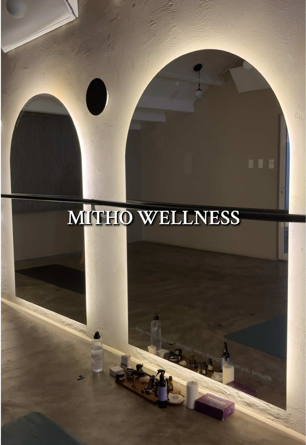 Hoy fuimos a Mitho Wellness, un espacio en donde podrán disfrutar de zonas de spa, ejercicio y un protein bar 🧘‍♀️ 🧋En Mitho Protein Bar van a encontrar todos sus platos favoritos en sus versiones saludables, sin azúcar y altas en proteína. Les recomiendo pedir: -Limonada Pink Pitaya -Pistacho Protein Smoothie -Chicken Waffle -Açai Zero -Frozen Yogurt   @Mitho Wellness Club  #bogota #planesbogota #comidabogota #fitnessbogota #yoga 