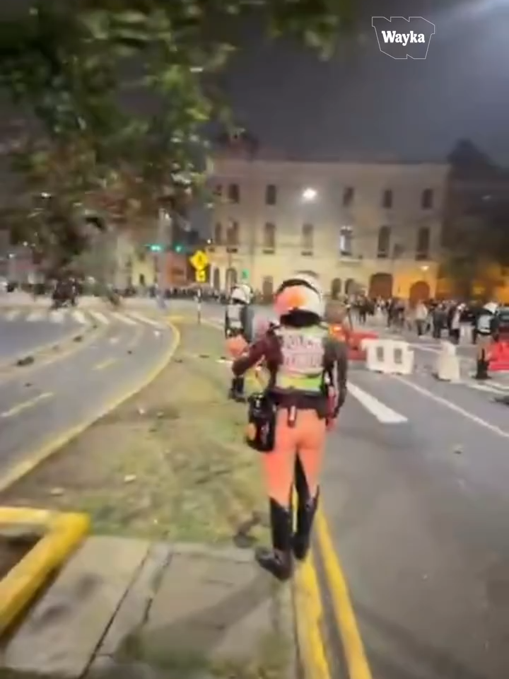 #QueSeVayanTodos | Policías de tránsito realizaron disp4ros al aire en la avenida Tacna durante la represión policial a los ciudadanos que se manifiestan contra el Congreso y José Jerí. En ese momento, se observa que un ciudadano fue detenido y agredido en la cabeza. #wayka #peru #waykainforma #TiktokInforma #lima #noticias #josejeri #pnp #policia #policiaperu