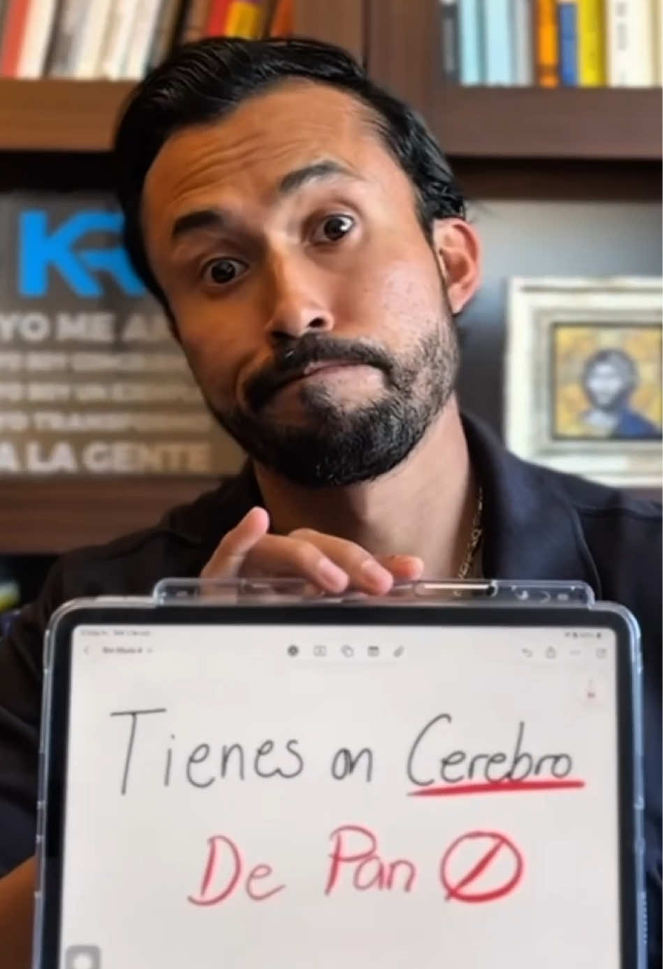 🧠 Tener “cerebro de pan” no es un insulto… es una consecuencia. Una alimentación alta en pan, harinas, pasta y azúcares genera inflamación silenciosa en todo el cuerpo, incluyendo el cerebro. 🔥 Ese tipo de alimentación provoca resistencia a la insulina cerebral. Cuando el cerebro pierde sensibilidad a la glucosa, llegan el cansancio mental, la niebla cerebral, los olvidos y los cambios de ánimo. ⚡ El exceso de carbohidratos refinados genera estrés oxidativo. Ese daño va directo a las neuronas y aumenta el riesgo de enfermedades neurodegenerativas como Alzheimer, Parkinson o demencia temprana. 🥦 No se trata de dejar de comer… se trata de dejar de inflamarse. Reducir carbohidratos refinados es recuperar claridad mental, memoria, enfoque y energía. 🚀 Si quieres un cerebro fuerte, no le des pan… dale nutrientes reales. Sígueme para aprender a comer de forma que te devuelva energía, salud y lucidez.