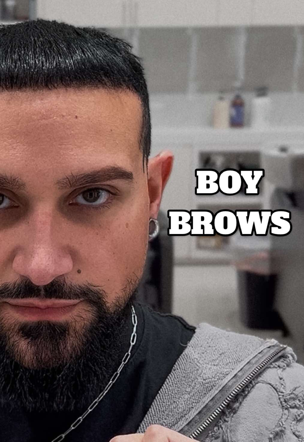 This isn’t about looking “pretty” — it’s about structure, confidence, and control. Enhance your features, don’t erase them. 👁️‍🗨️ Used: • Etude Drawing Eyebrow 01 – shape & fill • Beard Pencil Filler (Black) – natural brow + beard strokes • Shadowstix Brownie Badd’r 15 (Gently Beauty) – subtle eye depth • Candy Color Balm 01 Berry (The Pure A’pieu) – natural tone, no shine Makeup for men is not weird anymore. It’s a routine, a ritual.🖤 #boymakeup #mensmakeup #malebeauty #grimmkulture #makeupformen 