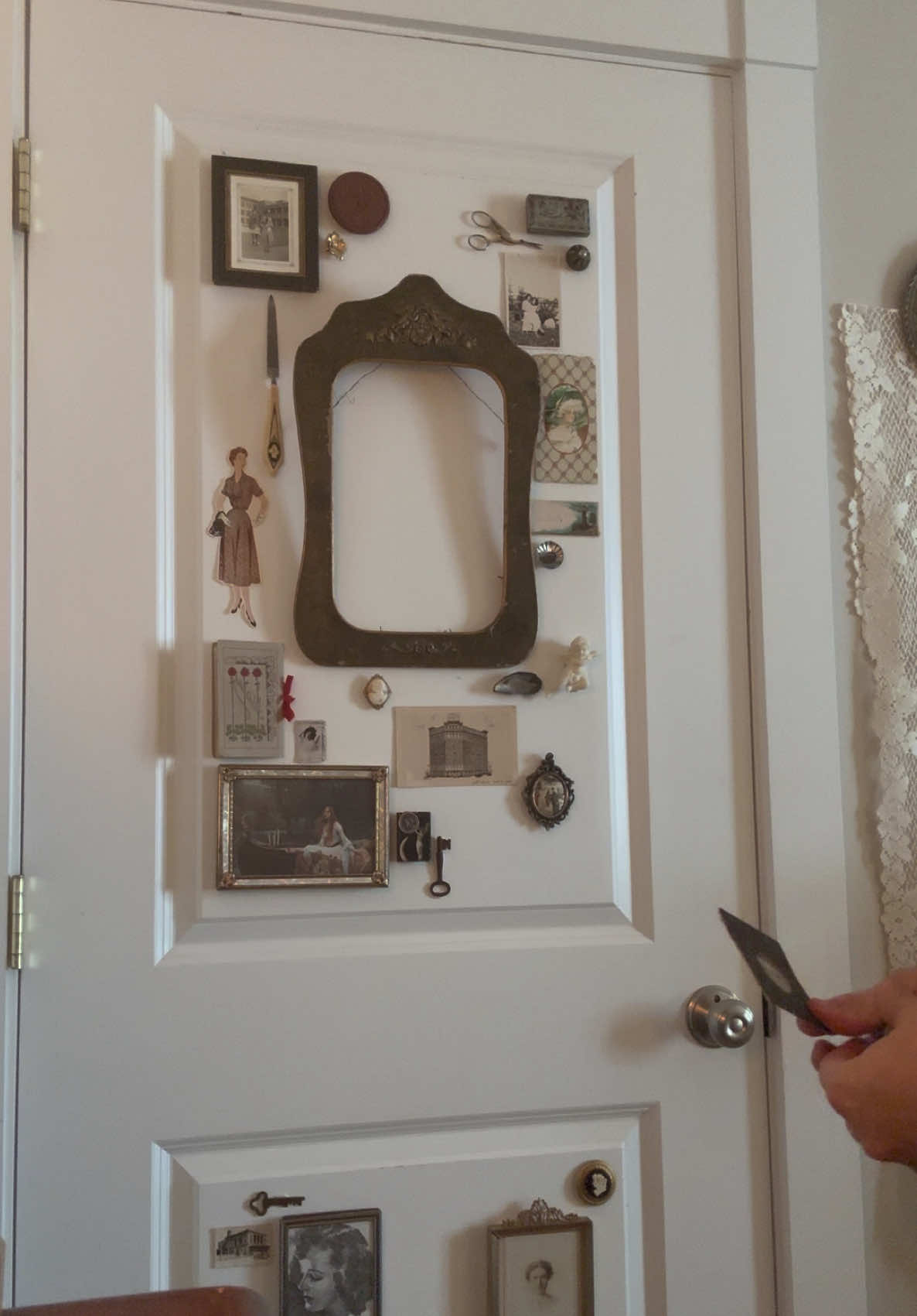 Putting up my door gallery walls today!! #DIY #mystyle #roomdecor #vintage #gallerywall 