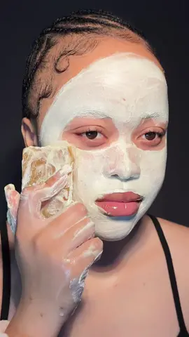 Fades dark marks, clears acne, evens out skin tone, and leaves your skin glowing ✨  DM ‪075 027 9678‬ to order  #skincare #skincareroutines #hyperpigmentation #acne #glowingskin 