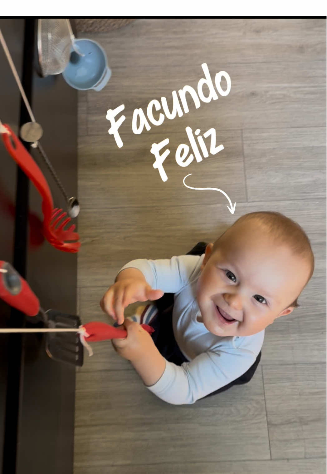 Con cucharas, embudos y un poco de cinta… tuvimos el mejor rato del día 💛🥄👶” #M#MaternidadRealS#SerMamáC#CaosYAmorJ#JuegoSensorialIdeasParaBebés