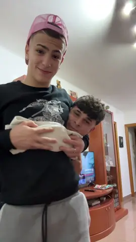 Vaya hombro porta el bb🗣️#humoor #aka #risa #risas #humor 