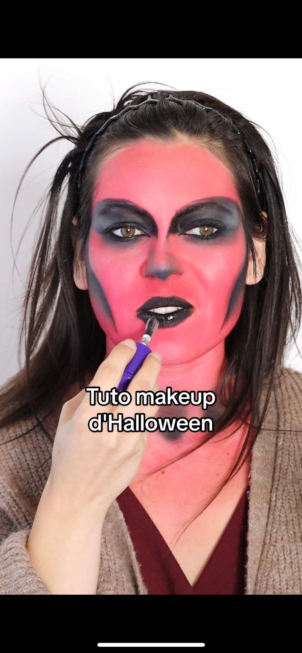 Backstage makeup of the last Transition💄🎃 Ref. :  Face makeup : @UCANBE (Athena) Powder : @Huda Beauty (Easy bake) Mascara : @KVD Vegan Beauty (Full sleeve) Lip pencil : @NYX COSMETICS FRANCE (Line loud) Gloss : @NYX Professional Makeup X Wenesday  #makeup #halloween #tuto