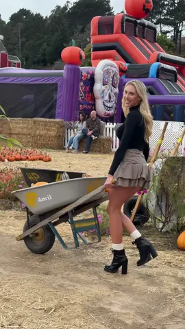 Just out here picking the cutest pumpkin… oh wait, that’s me 😉🎃 #pumpkinseason #halfmoonbay 