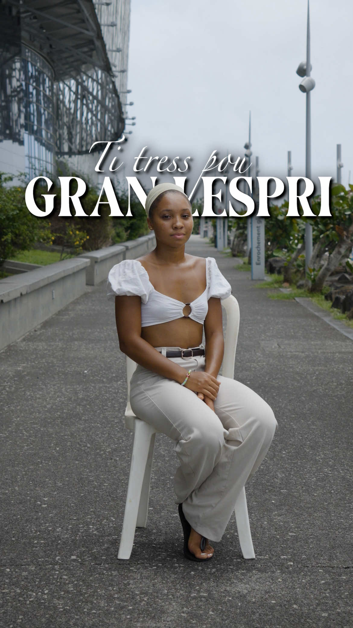 𝐓𝐈 𝐓𝐑𝐄𝐒𝐒 𝐏𝐎𝐔 𝐆𝐑𝐀𝐍 𝐋È𝐒𝐏𝐑𝐈                         Une série née ici, en 𝐆𝐮𝐚𝐝𝐞𝐥𝐨𝐮𝐩𝐞🦋 Des rencontres 𝐯𝐫𝐚𝐢𝐞𝐬 et des gestes 𝐬𝐢𝐧𝐜è𝐫𝐞𝐬. Je 𝐜𝐨𝐢𝐟𝐟𝐞 pendant qu’ils créent , peignent, dansent, cousent… On parle 𝐝’𝐚𝐫𝐭 et de ce qui nous inspire💭 C’est beau, c’est simple, c’est 𝐧𝐨𝐮𝐬 🌺🌺   Si j’ai pu mener ce projet à terme,  Ce n’était pas sans compter sur l’aide de @yannbcl ✨ un des 𝐭𝐚𝐥𝐞𝐧𝐭𝐬 qui a su en faire 𝐛𝐫𝐢𝐥𝐥𝐞𝐫 bien d’autres🎞️ Merci pour ta manière de capter ce qu’on ne dit pas toujours avec des mots🍃   #Guadeloupe #TiTressPouGranLespri #coiffure #art #pourtoi 