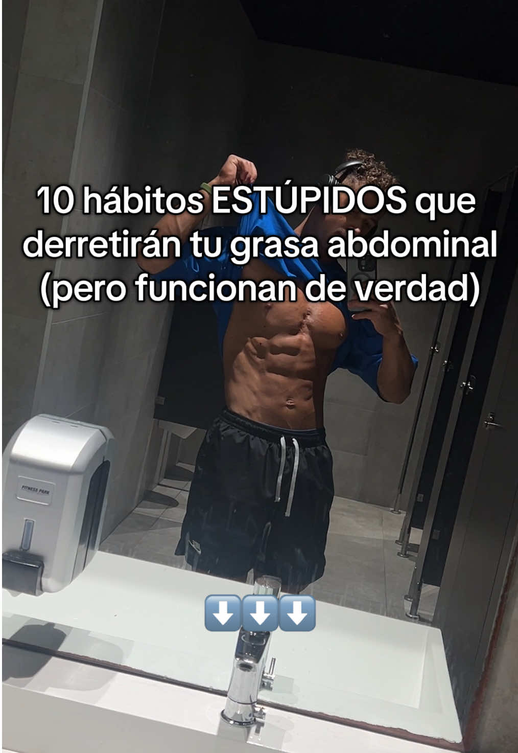 LEE LA DESCRIPCIÓN 👇👇 1️⃣ Caminar todos los días, aunque no entrenes 🚶‍♂️ No necesitas matarte a cardio. Caminar 10–15k pasos diarios mantiene tu gasto calórico alto sin fatigar tu cuerpo. El NEAT es tu arma secreta. 2️⃣ Dormir como si fuera parte del entrenamiento 😴 Dormir 8 horas no es pereza, es estrategia. Un sueño profundo equilibra tus hormonas (cortisol, grelina, leptina) y acelera la pérdida de grasa. 3️⃣ Beber agua antes de cada comida 💧 Aumenta la saciedad, mejora la digestión y reduce el picoteo. Muchas veces no tienes hambre: tienes sed. 4️⃣ Comer los mismos alimentos básicos cada día 🍳 Parece aburrido, pero la simplicidad da consistencia. Menos decisiones, menos errores, más adherencia. 5️⃣ Cenar con proteína y verduras, no con miedo a los hidratos 🥦 No es cuestión de comer poco, sino de comer con sentido. Cena ligera, alta en nutrientes y tu cuerpo descansará y quemará mejor. 6️⃣ Evitar los “cheat days” extremos 🍕 Un día descontrolado puede anular toda tu semana. Mejor un postre puntual que una comida sin control. Moderación > compensación. 7️⃣ Levantar pesas como si tu objetivo fuera ser fuerte, no solo quemar grasa 🏋️‍♂️ Más músculo = más metabolismo activo. Cada kilo de masa magra aumenta el gasto incluso en reposo. 8️⃣ Tomarte el café solo (sin azúcar, sin nata, sin siropes) ☕ Una pequeña diferencia diaria marca cientos de calorías semanales. Aprende a disfrutarlo puro, no como postre líquido. 9️⃣ No depender de la motivación, sino del sistema 📅 Entrenar y comer bien no se basa en querer, sino en hacerlo aunque no apetezca. Crea rutinas que funcionen incluso en tus peores días. 🔟 Ser paciente y no “estresarte” por verte igual una semana ⏳ El cortisol elevado frena el progreso. Relájate, confía y deja que la constancia haga su trabajo. Los cambios visibles llegan cuando ya casi te rendiste. 💡 No necesitas trucos milagrosos. Solo hábitos simples, repetidos con disciplina. 📲 Guarda este vídeo y sígueme en @gabriel.jourdes para aprender a perder grasa sin dietas extremas ni cardio infinito. 💬 Para coaching 1:1 de nutrición, entrenamiento, suplementación y salud — comenta “coaching” y me pondré en contacto contigo 💪🏻💪🏻 #Fitness #GymTok #gymtips #definicion #entrenamiento 