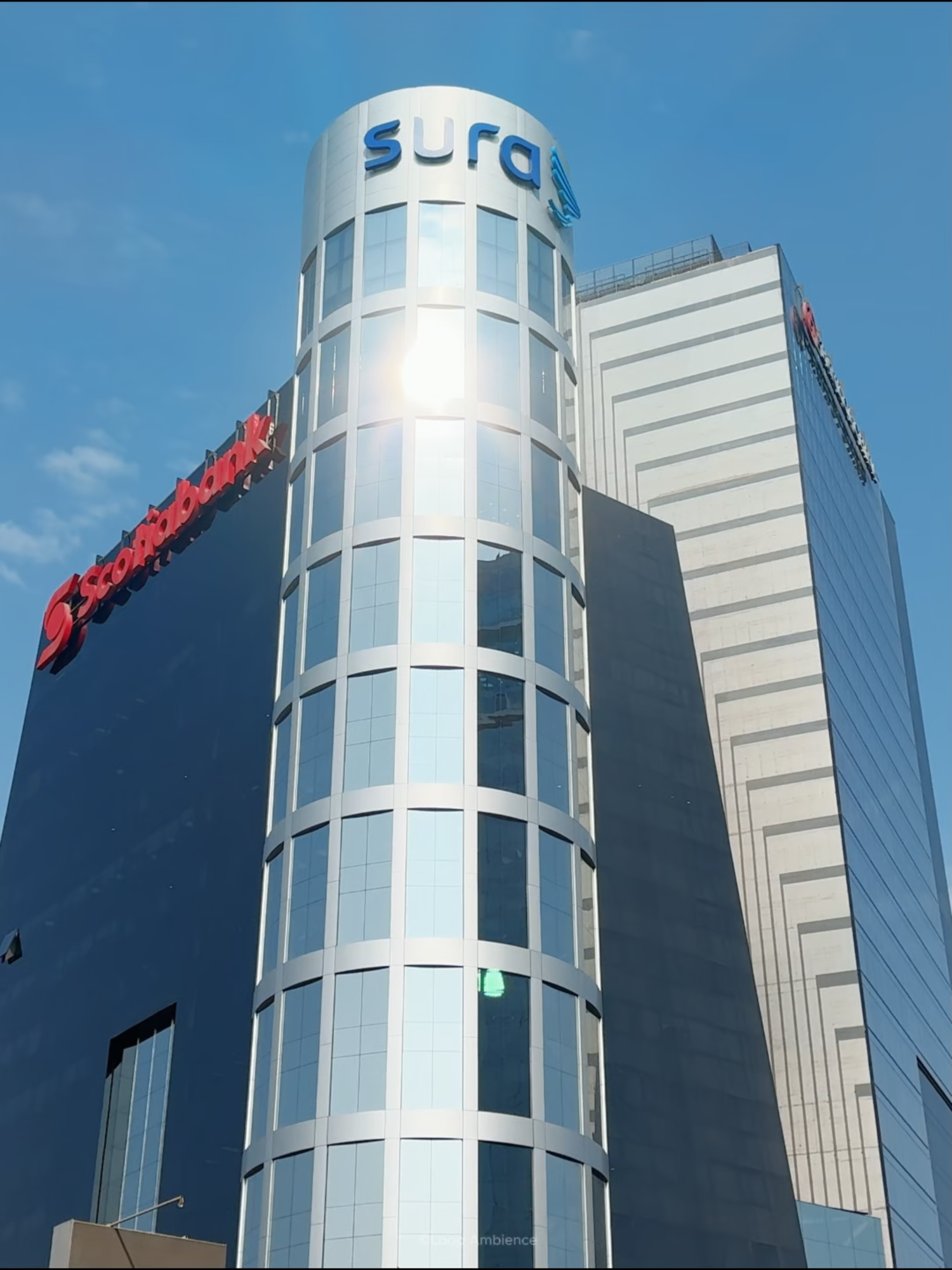Descubre el corazón moderno y elegante de San Isidro, uno de los distritos más exclusivos de Lima, Perú 🇵🇪✨. Recorre su imponente centro financiero, donde destacan los rascacielos y edificios corporativos que dan vida a esta zona de negocios. Disfruta de la gastronomía y el estilo en Canaval y Moreyra, una de las avenidas más importantes. Cruza la Vía Expresa, una arteria clave que conecta la ciudad, y siente el dinamismo urbano en Avenida Javier Prado. Para cerrar con calma, relájate entre árboles centenarios en Bosque El Olivar, un oasis verde en medio de la ciudad 🌳🏙️. #SanIsidro #LimaPeru #CentroFinanciero #BosqueElOlivar #JavierPrado