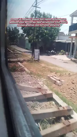 Perbaikan Bantalan Rel Kereta Api di Lintas Tanggulangin–Sidoarjo | Jalur KA Makin Aman dan Nyaman. Di balik setiap rel yang kita lewati, ada kerja keras para petugas lapangan yang memastikan keselamatan ribuan penumpang setiap harinya. Inilah wujud nyata komitmen untuk menjaga kelancaran transportasi kereta api di Jawa Timur.” #KeretaApiIndonesia #PerbaikanRelKA #BantalanBeton #StasiunTanggulangin #StasiunSidoarjo #PTKAI #TransportasiJawaTimur #RelKereta #KAUpdate #JalurSelatan 
