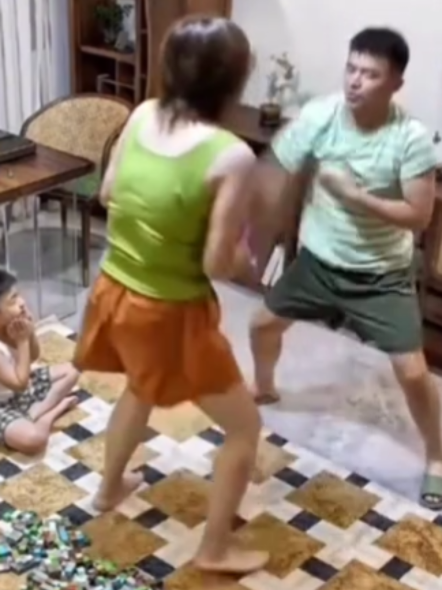 Челлендж #челлендж #аттракцион #ловкостьрукиникакогомошенничества #ловкость #ловкостьрук #комменты #funnyvideos #comments #комментарии #fyp #врек #рек #смешное #исмехигрех #смешно #юмор 