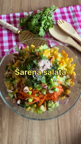 Šarena salata 🥰 Potrebno 100g belog kupusa 100g ljubičastog kupusa 100g šargarepe 100g krastavca 1/2 vezice peršuna 150g skuvanog šećerca 2 mlada luka 80g seckanog badema 1/2 kašike soli Sok od pola limuna 2-3 kašike maslinovog ulja Sve sastojke iseckati i sjediniti zajedno u činiju. Začiniti i to je to! Pišite mi u komentarima koju salatu vi spremate za slavu? Uživajte 🥰 #salata #slavskainspiracija #receptdanas #laganirecept #salatazatrpezu