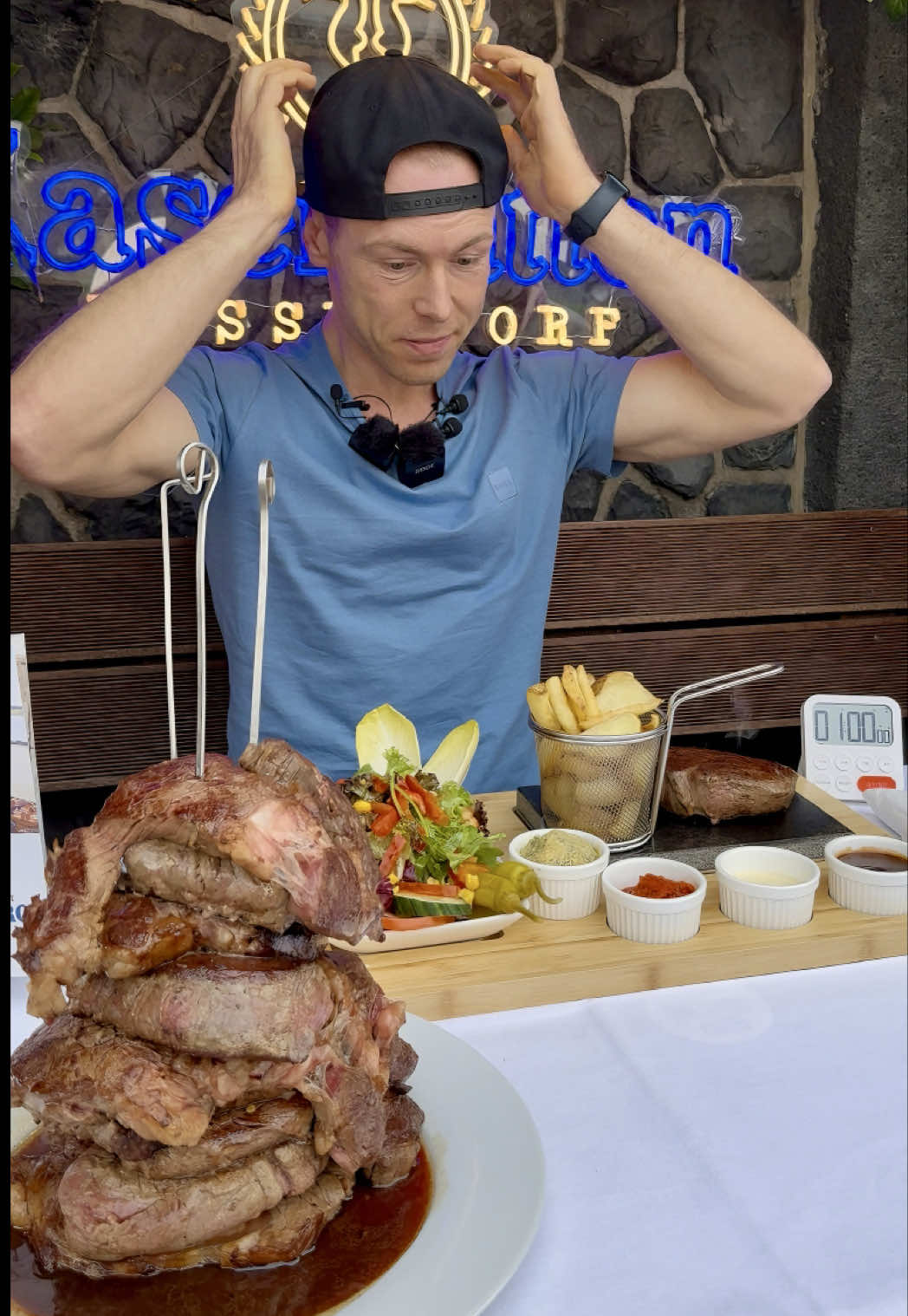 Erhalte kostenlose Steaks mit der Hot Stone Challenge!😳🔥 Die BIG HOT STONE STEAK CHALLENGE in Düsseldorf bei kasematten 🍖 🔥 Über 10 Steak und 3 Kilo Premium-Steaks: 🥩 3× Rumpsteak (300 g)  🥩 3× Entrecôte (300 g)  🥩 3× Filet (300 g)  ➡️ insgesamt über 3 kg Rindfleisch, serviert auf heißen Steinen – dazu Dips, Spinat, Salat, Pommes & Baguette.  Ich habe 60 Minuten Zeit – schaffe ich das oder verbrennt mein Lifetime-Pass? 🫃  Wenn ich es packe, gibt’s Stempel 22 für den Big M Lifetime Pass! 🫃 #bigm #bigmeatsfood #foodchallenge #steak #steakchallenge 