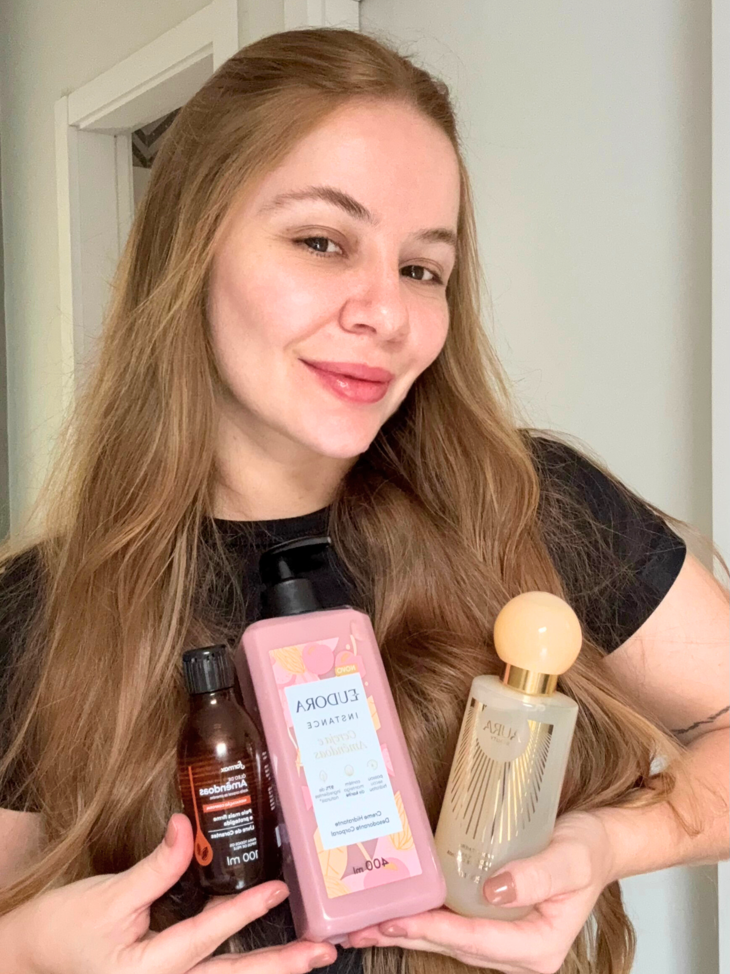 A mais cheirosa do rolê? Sempre! 😎 Com as combinações certas, seu cheiro vira sua marca registrada. Dá o play e descubra como deixar o perfume falar por você. 💕 #perfume #dica #fragrancia #drogariacatarinense