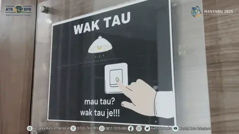 Halo #SobatATRBPN BHUMI, yang merupakan singkatan dari Basis Data dan Informasi Geospasial Pertanahan dan Ruang, adalah sebuah platform digital terintegrasi yang menyajikan berbagai informasi spasial dan data pertanahan secara terbuka, cepat, dan akurat. Portal ini merupakan wujud nyata dari komitmen ATR/BPN untuk meningkatkan transparansi, efisiensi, dan partisipasi publik dalam pengelolaan tata ruang dan pertanahan di Indonesia. Melalui bhumi.atrbpn.go.id, masyarakat, akademisi, pemerintah daerah, hingga investor dapat mengakses: ✅ Peta Tematik Pertanahan dan Tata Ruang, seperti batas administrasi, zona peruntukan, penggunaan lahan, dan status hak atas tanah. ✅ Informasi Rencana Tata Ruang, untuk mengetahui peruntukan suatu wilayah berdasarkan regulasi yang berlaku. ✅ Data spasial pertanahan, yang dapat digunakan untuk perencanaan pembangunan, pengambilan keputusan, maupun kepentingan riset dan edukasi. ✅ Layanan unduh data, bagi pengguna yang memerlukan informasi lebih lanjut untuk analisis atau pengolahan data. Tak hanya sebagai portal informasi, BHUMI juga menjadi simbol transformasi digital ATR/BPN, menuju pelayanan publik yang lebih modern, transparan, dan akuntabel. Dengan pendekatan berbasis data dan teknologi geospasial, kita bersama-sama membangun Indonesia yang lebih tertata, adil, dan berkelanjutan. Mari kita manfaatkan bhumi.atrbpn.go.id untuk mengenal ruang kita lebih dalam, karena “Tanah Air Kita, Masa Depan Kita”. Bersama Digitalisasi, Wujudkan Layanan Pertanahan dan Tata Ruang yang Prima! @kementerian.atrbpn  @nusronwahid  @ossy_dermawan  #Hantaru2025 #LombaKontenHANTARU2025 #kantahpkusemakinbaik #atrbpn #atrbpnkinilebihbaik #atrbpnmajudanmodern #atrbpnpku #atrbpnriau #melayaniprofesionalterpercaya #wbbm #zonaintegritas 