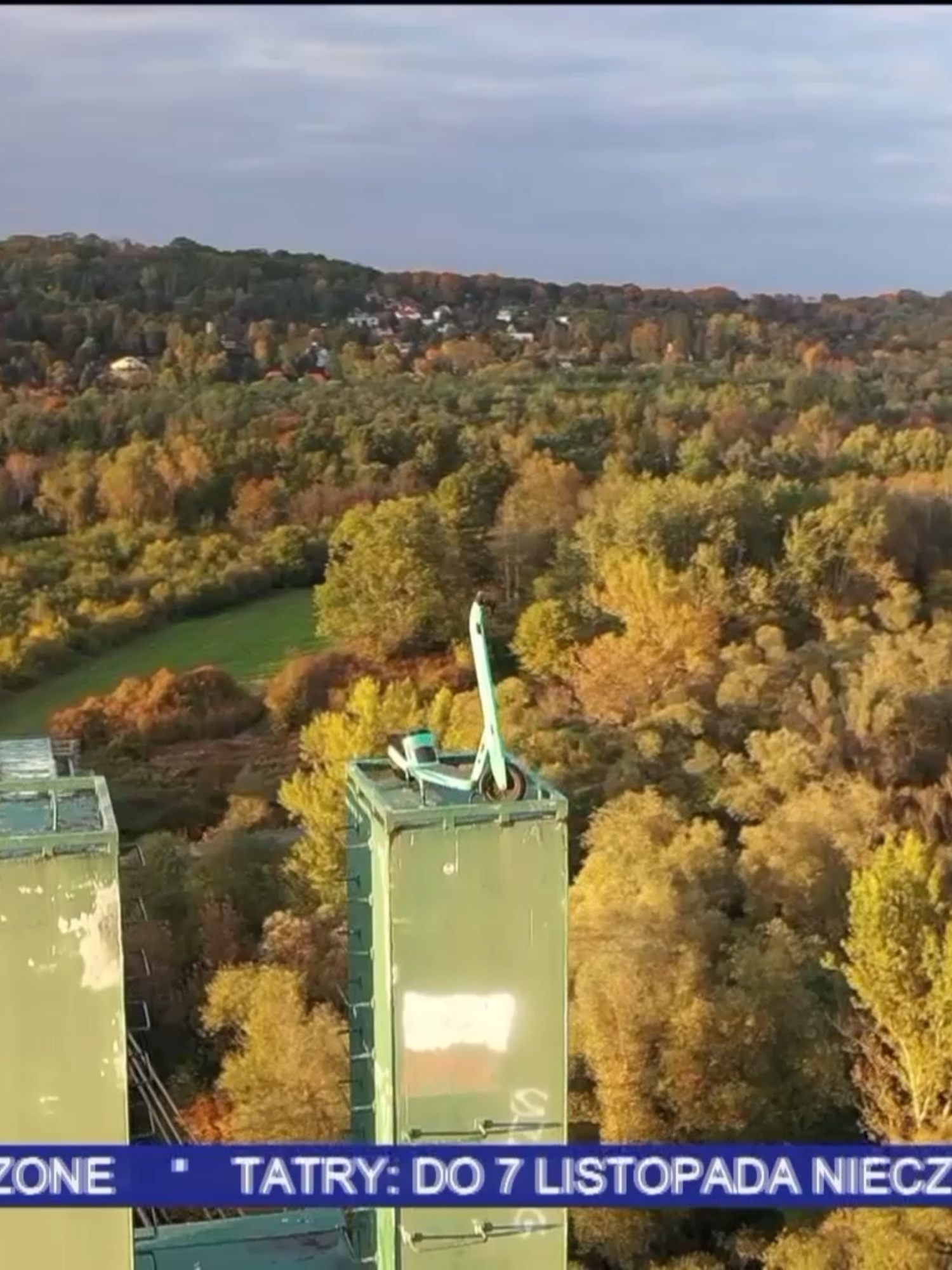 Hulajnogi pozostawiane są w różnych miejscach, ale z taką głupotą w Krakowie nie mieliśmy jeszcze do czynienia. Jak to się mogło stać? Wyjaśnieniem zajmiemy się w piątek w Kronice. _____ 🔹 Więcej informacji 👉 https://krakow.tvp.pl/