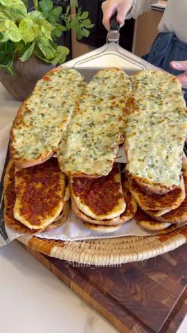 ⁨	صفيحة /لحم بعجين بالفرن فد طيييييبة وسهلة كلش 👌 مكونات الحشوة/نص كيلو لحم مخلوط شوية لية واذا اقل هم عادي لان الاساس الخضرة 👈🏻 فلفل الوان وممكن فقط فلفل احمر بارد وبصل وكرفس  فرمتهم بمحضرة الطعام ناعم وخليت ويا معجون طماطة ودبس رمان ورشة زيت وملح وفلفل اسود فقط  _________ العجينة/ كوبين مي فنجان زيت ونص ملعقة ملح وربع ملعقة خميرة وملعقة سكر وملعقة حليب باودر واضيف خمس اكواب طحين بالتدريج واعجن لخد ما احصل على عجينة متماسكة مو لينه نريحهم ساعه ونقطعها ونشتغل بيها العجينة هنا مو شرط تختمر المهم ترتاح  _______ ___________ صفيحة اللحم تنشوي بفرن حامي جدا  على اعلى حرارة موجودة والافضل صينية الفرن تبقى داخل الفرن حامية بالطريقة اللي بالفيديو اضمنلكم تحصلون على نتيجة تخبل وسريعة للحم بعجين او الصفيحة  #لحم_بعجين #صفيحة⁩