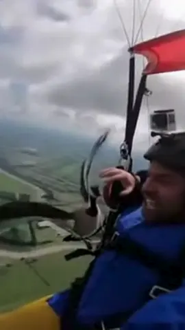 🪂 When Skydiving Turns Into a Goose Battle! 😱🪶 POV: You’re skydiving peacefully… then a flock of angry geese decides you’re the intruder! 😂 Captured on a GoPro mounted to the helmet — pure chaos in the sky! Would you keep calm or panic like him? 😅 #FunnySkydiving #GoProMoment #GooseAttack #ViralVideo #SkyFail #ExtremeSports #TikTokAnimals #Unexpected #SkydiverLife