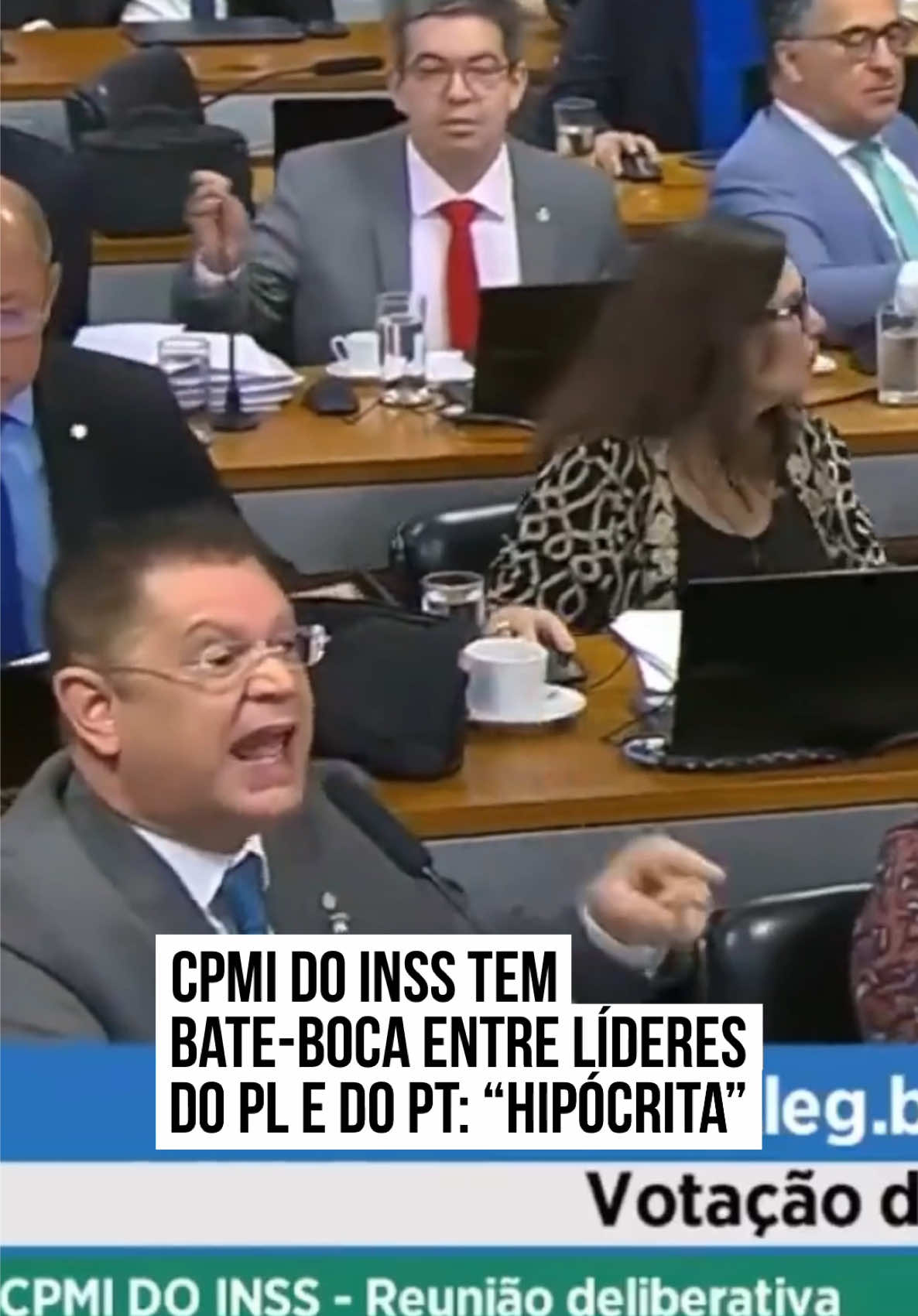 O líder do PL na #Câmara dos Deputados, deputado Sóstenes Cavalcante (PL-RJ), se desentendeu com o líder do governo no Congresso, senador Randolfe Rodrigues (PT-AP), durante a Comissão Parlamentar Mista de Inquérito (#CPMI) que apura fraudes no Instituto Nacional do Seguro Social (#INSS), nesta quinta-feira (16/10). Ao ser interrompido pelo senador, o deputado rebateu dizendo: “Eu pedi um minuto, incomoda Vossa Excelência eu falar um minuto? A ordem é essa. Vocês são uns hipócritas […] Quem quer investigar, investiga todo mundo. Eu votei ontem, voto hoje, porque eu quero investigar quem roubou aposentado. Petista e governo, vocês são um bando de hipócritas”. Após o atrito entre os congressistas, o presidente da CPMI, Carlos Viana (Podemos-MG), interveio e pediu para que a votação fosse retomada, encerrando a confusão. Entretanto, logo em seguida, a confusão foi retomada e Sóstenes prosseguiu gritando “ladrão de aposentado”. Nesta quinta, o principal foco da Comissão era a votação do requerimento que pedia a convocação de José Ferreira da Silva, conhecido como Frei Chico, vice-presidente do Sindicato Nacional dos Aposentados, Pensionistas e Idosos (Sindnapi). Ele é irmão do presidente Luiz Inácio Lula da Silva (PT), porém, o requerimento não foi aprovado. #TikTokNotícias 