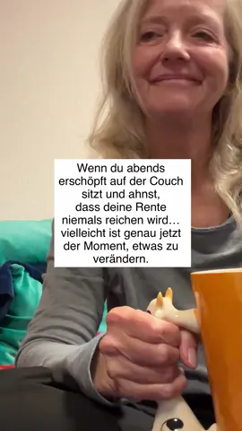 Ich weiß, wie sich das anfühlt Du gibst jeden Tag alles, stehst früh auf, arbeitest, funktionierst und abends bist du einfach nur leer. 🙈 Dann läuft Netflix, weil du endlich mal abschalten willst Aber tief in dir weißt du, dass du so keine wirkliche Freiheit findest. Genau da war ich auch😌 Bis ich verstanden hab, dass sich nichts ändert, wenn ich nichts ändere. Also hab ich angefangen mit einer Stunde am Tag. Heute baue ich mir Schritt für Schritt ein digitales Einkommen auf, das zu mir und meinem Leben passt 🌿 Wenn du spürst, dass du auch was verändern willst Schreib Strategie in die Kommentare und ich zeig dir, welche Möglichkeiten es gibt Auch ohne Kamera, ohne Verkauf und ohne Druck ✨ Folge mir für mehr Einblicke Wie du als Frau 40 plus ein freieres und unabhängigeres Leben aufbauen kannst Ehrlicher Aufbau mit Herz, System und Verstand Ergebnisse sind individuell rentenlücke schließen innere leere füllen etwas eigenes starten mehr sicherheit im leben neuanfang wagen leben im gleichgewicht freier leben selbstbestimmt sein energie zurückgewinnen online neu durchstarten