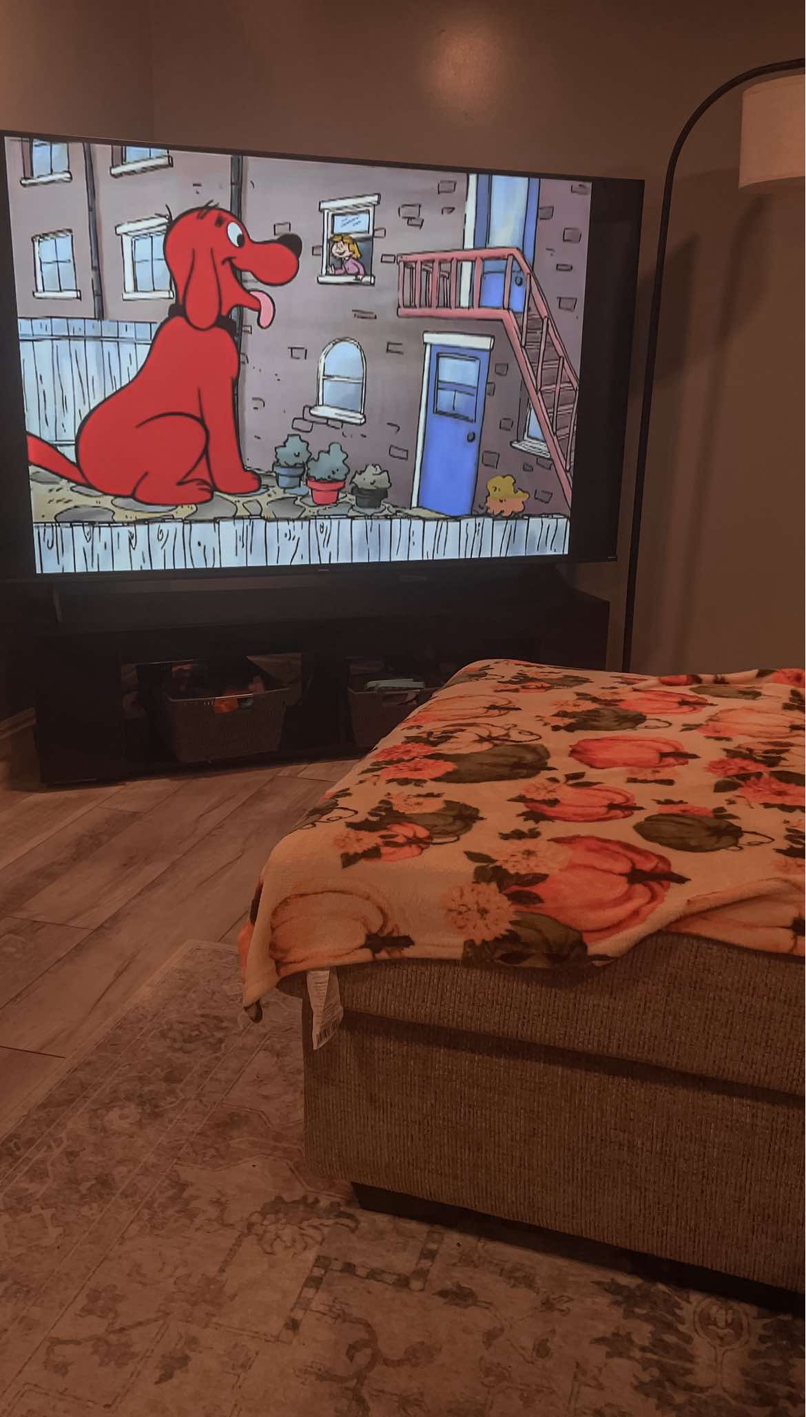 Today’s the perfect day for snuggles and screen time since it’s raining bad here and we have no where to go ☔️ #utah #morningroutine #girlmom  •••••••••••••••••••••••••• @Sensodyne US @TheraBreath US @EllaOla Brands @Biscoff @dermalogica 