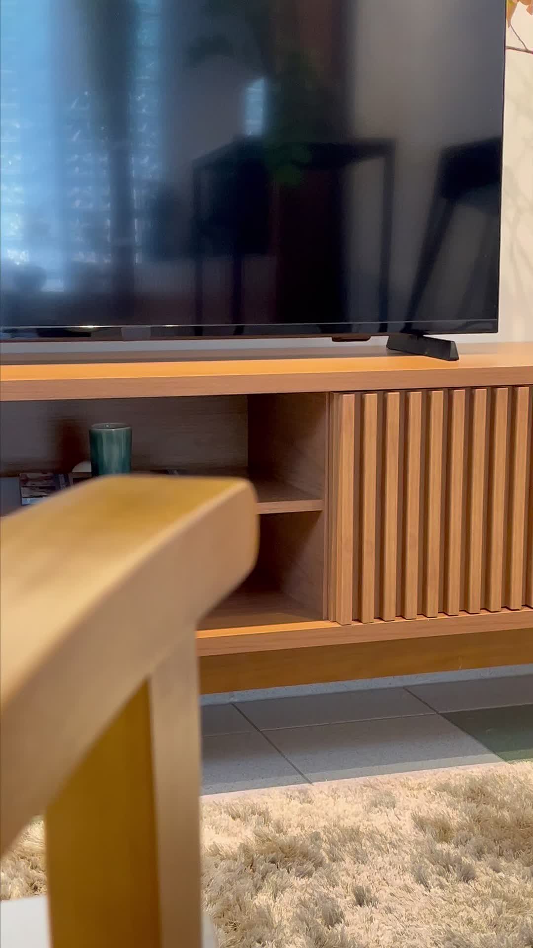 Detalhes que mais amamos no Rack Fortaleza. 🤎 Design ripado, muito espaço e aquele toque moderno que transforma a sala. ✨ 📲 Link pra baixar o APP tá na bio! ➡ Rack Fortaleza Colibri | ID: 94697 #Inspiração #Decoração #SalaDeEstar #Tendência #Casa #Interiores #Rack #Ripado #Design #Organização #Freijó