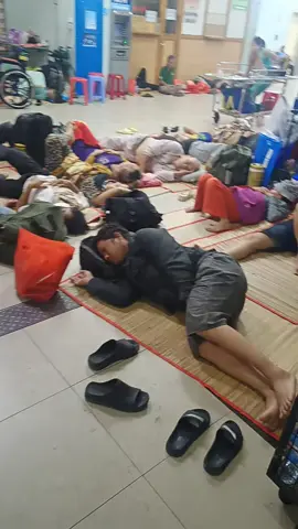 Bệnh viện chợ rẫy bốc số khám 12h đêm số tự động bật lúc 4rưỡi sáng giờ khám lên các phòng là 7h sang các bác sĩ làm việc  vậy mà vẫn quá tải bệnh nhân quá đông....