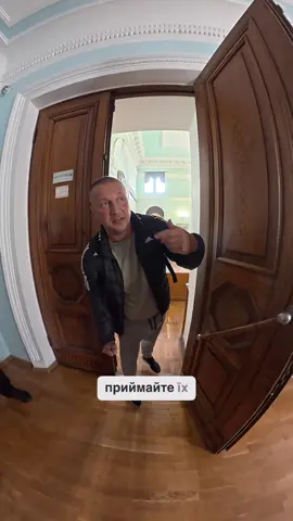 💩 Коли “узькій мір” пішов у туалет На сьогоднішній сесії депутат Житомирської міськради від ОПЗЖ Сергій Колесник вирішив підмінити демократію — і натискав кнопки за свою сусідку Наталію Леонченко, голову проросійської ОПЗЖ у Житомирі. Пояснення самої Леонченко — “Я була в туалеті.”  А у свідченнях сам Колесник заявив, що “не пам’ятає, чи натискав кнопки за неї.” За фактом цього “туалетного кнопкодавства” я викликав поліцію. На місці зафіксували правопорушення, Домагатимусь відкриття кримінального провадження за ст. 366 ККУ