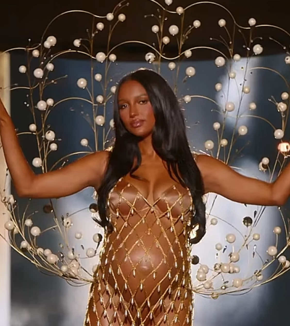 golden segment at the victoria’s secret fashion show 2025 #victoriassecret #fyp #jasminetookes #candiceswanepoel #doutzenkroes 