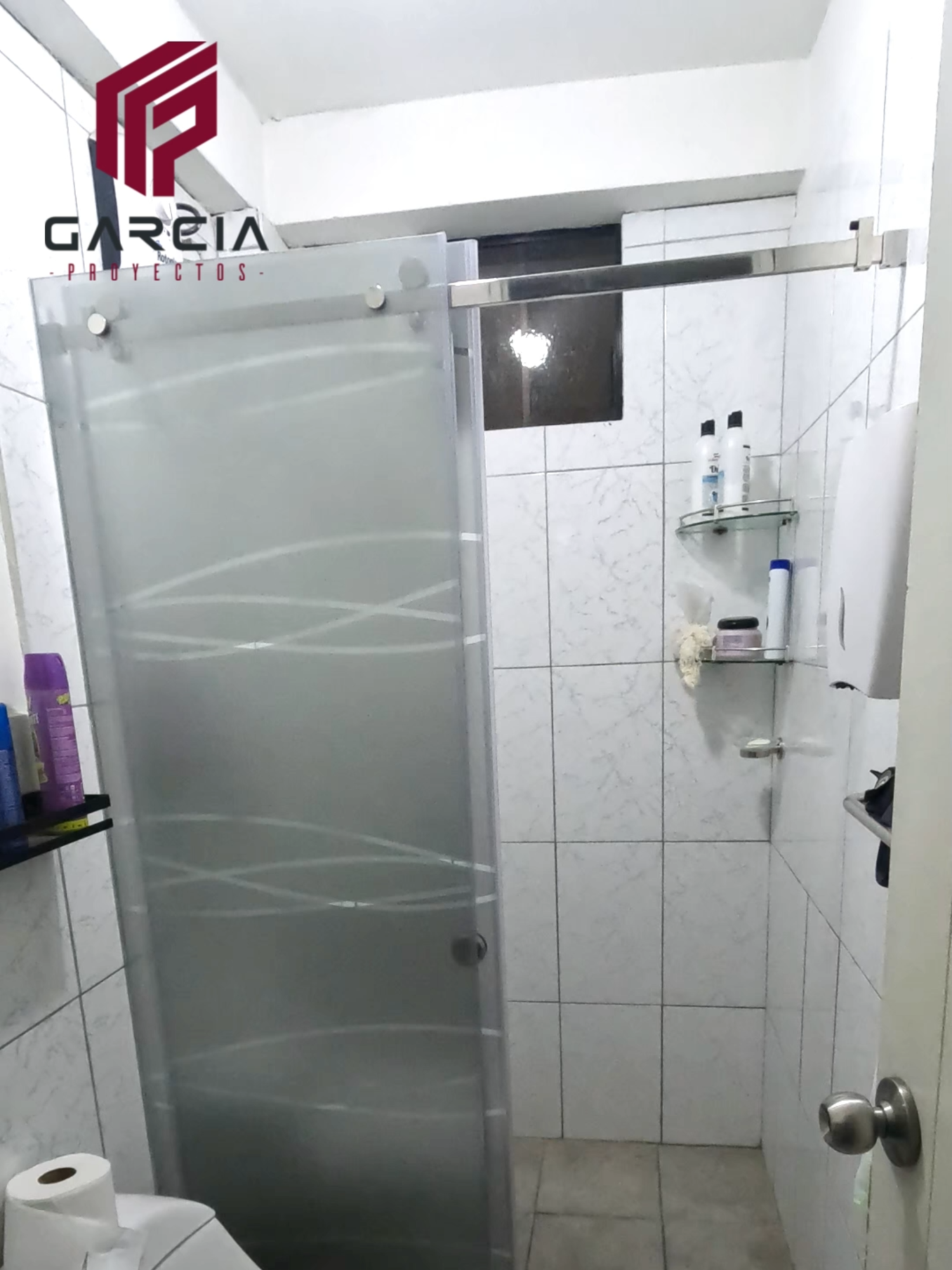 🚿 Elegancia con un toque único. Nuestra puerta de ducha Euro Recto laminada personalizable 📲 Cotiza ahora por WhatsApp al 925 617 627 y crea tu estilo. #PuertasDeDucha #EuroRecto #VidrioLaminado #LaminaPersonalizada #DiseñoDeBaños #BañosModernos #VidrioTemplado #GarcíaProyectos #DecoraciónDeInteriores #EstiloEnCasa