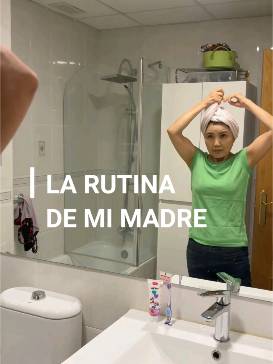 Hoy te traigo la rutina de mi madre, que desde que tengo uso de razón, sigue siendo la misma. De nadaaaa 😜 #skincareroutine #rutinadeskincare #madre #mother #skincare