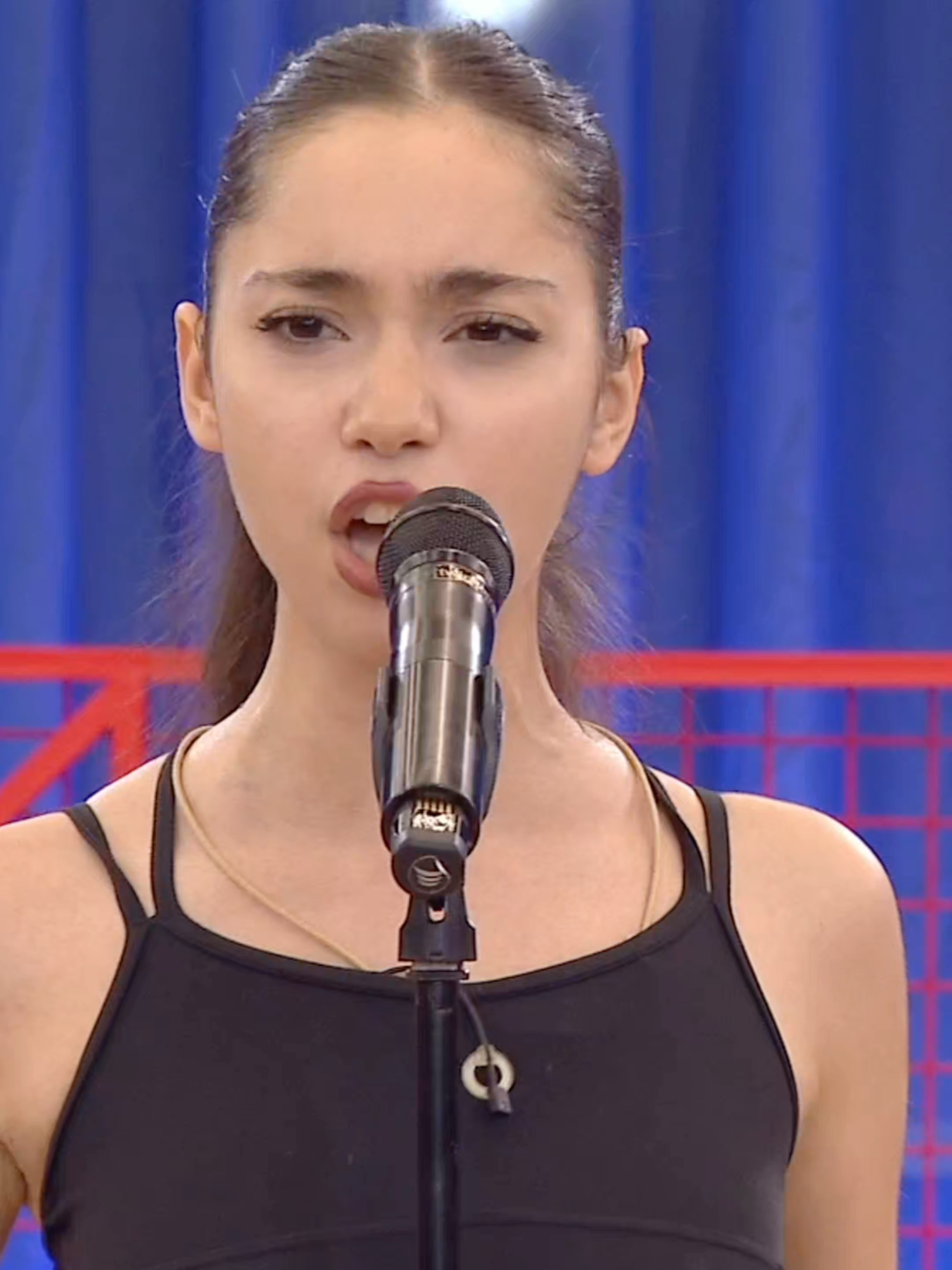 💙 @judit.ot2025 canta “CIUDAD DE PAPEL” en el PRIMER PASE de MICROS de la GALA 5 de #OT2025 🎶⭐️ Podéis verlo COMPLETO en #ConexiónOT16O en @primevideoes 👀