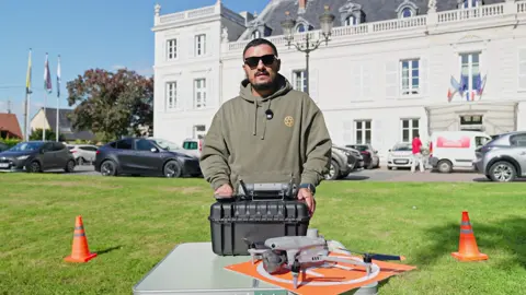 🚁 Inspection de toiture par drone — une solution rapide, précise et sans nacelle. Chez Focus Kpture, nos télépilotes déclarés DGAC réalisent vos diagnostics avec photos HD, rapport complet et scan 3D réutilisable 🧱 👉 Vous êtes une collectivité, un bailleur, un syndic ou une entreprise du BTP ? Contactez-nous pour discuter de votre projet. #Drone #BTP #InspectionToiture #FocusKpture #Innovation  