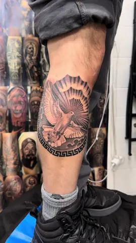 Dejo que el viento traiga lo que deba llegar, pues lo que está escrito en las estrellas no se puede esquivar, solo se vive con el alma abierta y el corazón en calma.  #tattooshop #oxnard #oxnardtattoostudio #venturacounty #gracias 