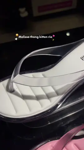 Novidade belíssima aqui no nosso clube, a melissa thong kitten rio garante elegância e muito conforto, venha ja garantir a sua! 😍 #melissa #mlovers #fashiontikok #melisseiras #melissathong 