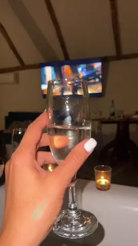 Seara perfectă nu exis…. Ba exista daca te afli in locul potrivit @Bârlogul Vikingilor ❤️ Eu am gasit combinatia perfecta pt aceasta seara: jacuzzi, un film bun pe Netflix și un pahar de șampanie rece 🥂 #relax #fyy #criss 