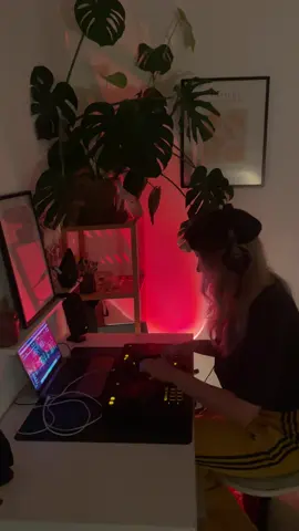 Just a baby DJ trying to make it sound right 🐣 #djlife #djset #girlswhodj #technoaesthetic 