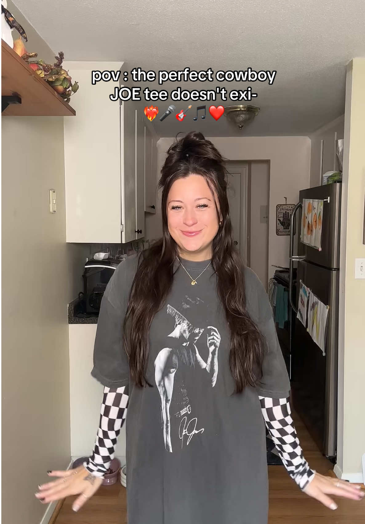 thia may have become my new fave joe tee 🖤❤️ #jonasbrothers #jonasbrothersconcert #jonasbrotherstour #concertoutfit #joejonas 