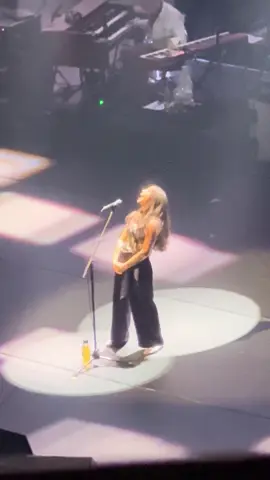 I’ve never been so blown away. Had goosebumps her entire show. She put her entire soul into this show. 🙌🏼❤️‍🩹 grateful #alanismorissette #vegas #2025 #badass #healing @alanis 