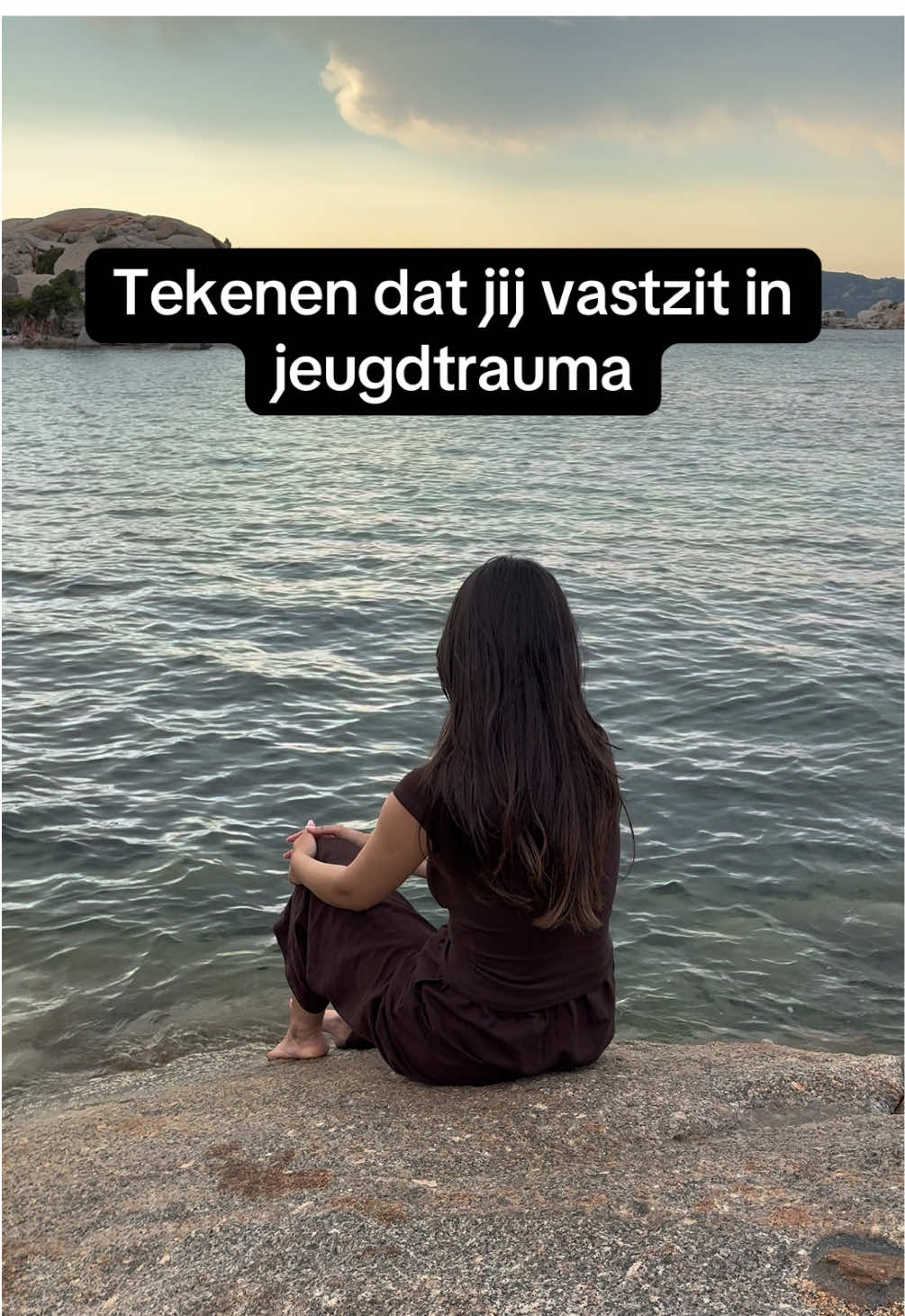 1️⃣ Erken wat er ontbrak. Je hoeft niemand de schuld te geven om te erkennen dat iets pijn heeft gedaan. Schrijf op: Wat heb ik gemist? Wat had ik als kind nodig wat ik niet kreeg? 2️⃣ Herken je kindrol. Was je de helper, de stille, de sterke of de bemiddelaar? Die rol was ooit overleving, maar mag nu losgelaten worden. 3️⃣ Herprogrammeer je overtuigingen. Vervang “ik moet het goed doen om liefde te krijgen” door “ik ben liefde waard, ook als ik niets bewijs.” Herhaal dit dagelijks. 4️⃣ Voed je innerlijke kind. Maak ruimte voor zachtheid, plezier en veiligheid. Doe dingen die je vroeger niet mocht of waar je blij van werd. 5️⃣ Reiki sessies. Reiki helpt je lichaam herinneren dat het nú veilig is. Tijdens een sessie mag je energie loslaten die nog vastzit in oude kindstukken. Dat geeft ruimte, zachtheid en rust in je hart. 💗 #trauma #holisme #heling #liefde #reiki  