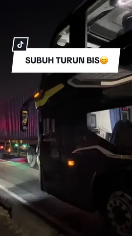 Turun di subuh yang dingin, menatap bus yang kembali melaju. Di setiap perjalanan, selalu ada perpisahan kecil yang hangat. Langkah turun, pandang terakhir, dan suara mesin yang perlahan menjauh. Setiap perjalanan punya akhir yang selalu indah  #explorebuslovers #Damri #busmalam 