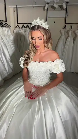 Princess moment ✨ @Amore bridal @GlamByKellyl #bride #bridalmakeup #weddingdress #irishtraveller 