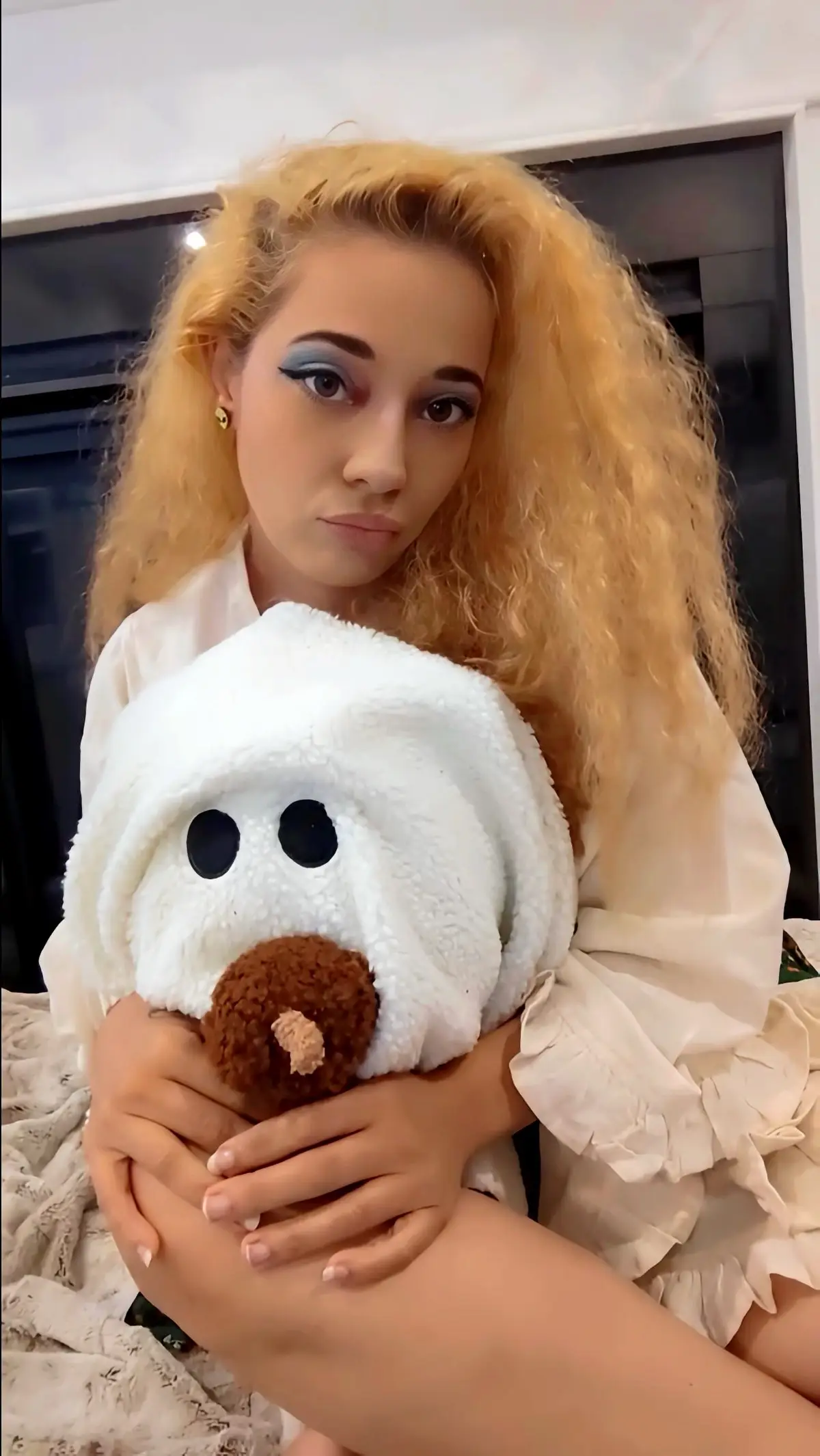 👻 👻👻👻 & gosh, tell me did you NOTICE my cute new 👽 earrings! Ugh they’re so precious and I love them so much. They were a gift 🥹 My ADORABLE cute outfit is from @KarmaNepalCrafts  They showcased this look in their insta channel and I’ve been obsessed ever since. I HAD to get it. Also happy 100k followers to them! Absolutely well deserved 💗 My eyeshadow look was just something I threw together and I used my LOTR eyeshadow pallet @Glamlite  Happy Fall Fall FRIEENNNDDSSSS 🍁🍂  #biracial #fyp #curlyhair #whimsy #fallaesthetic 