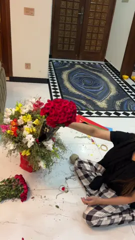 Lets make a flower bucket 🌺  Flowers from @Phool Mandi Lahore پھول منڈی  #flowers #viral #trend #minivlog #goviral 